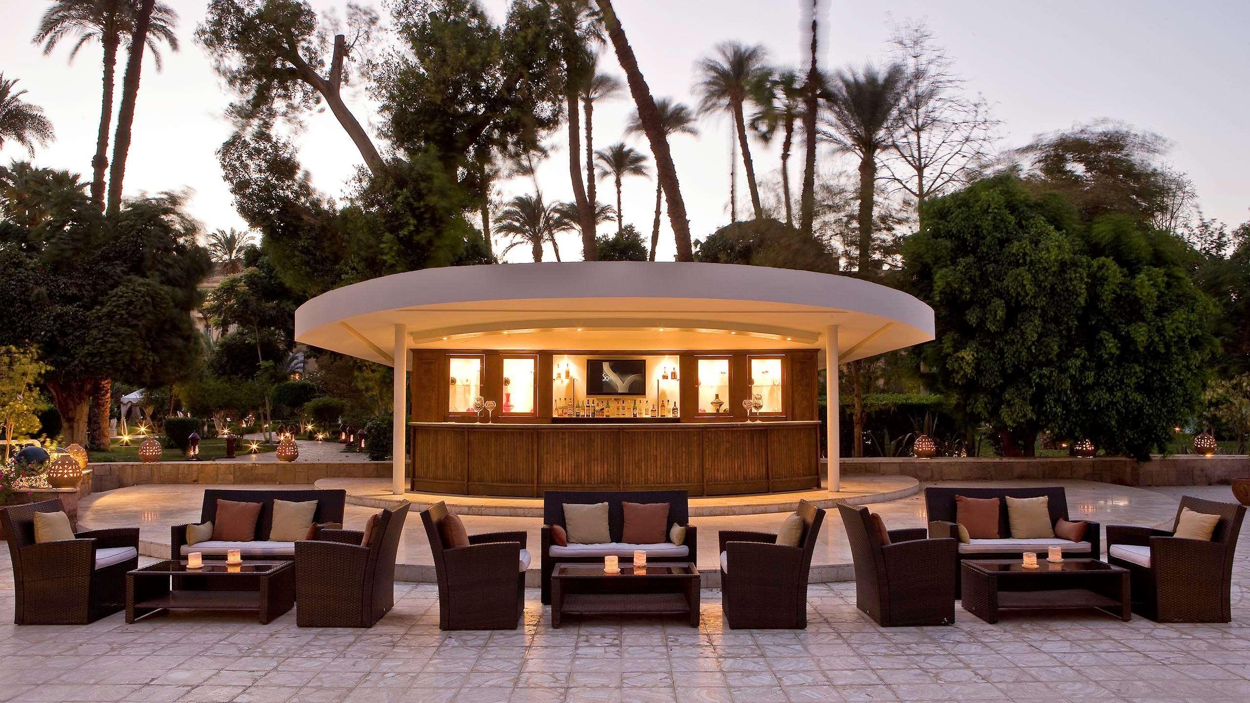 Pavillon Winter Luxor Hotel Luaran gambar The pool bar at the Four Seasons Hotel, Cairo