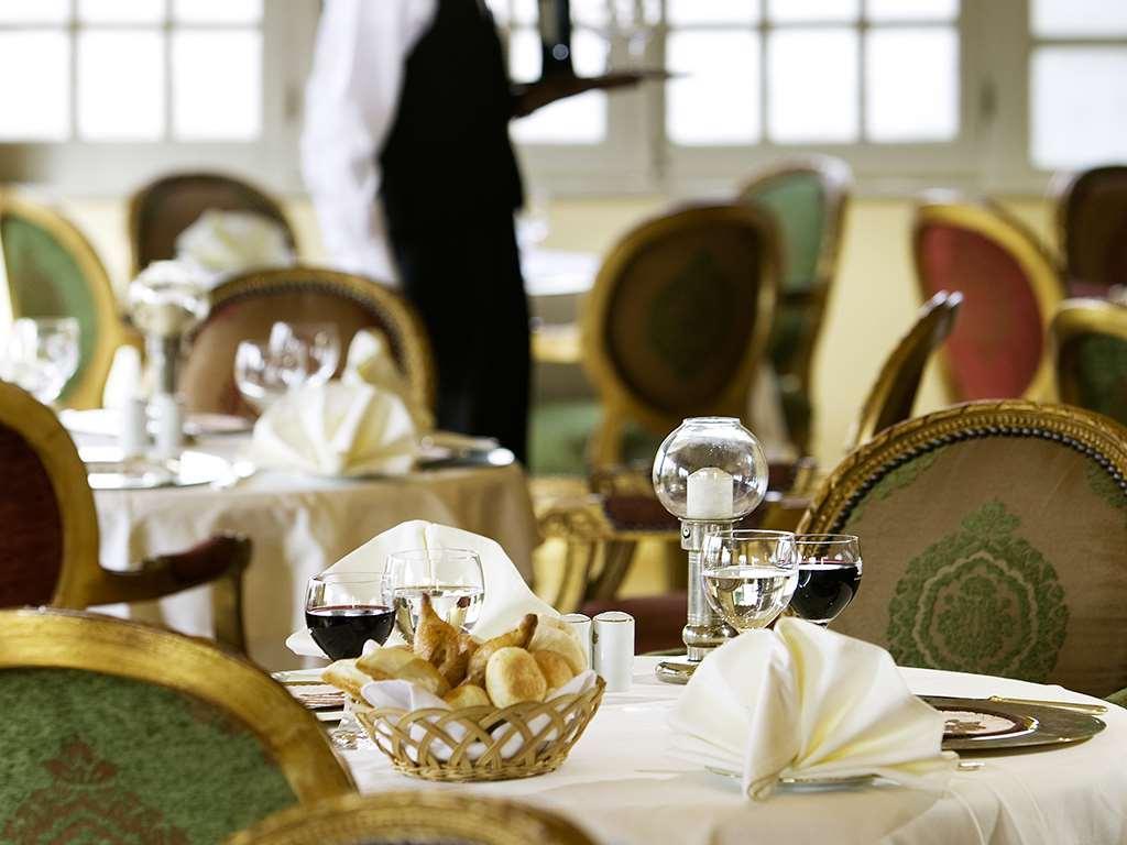 Pavillon Winter Luxor Hotel Luaran gambar A restaurant in Cairo
