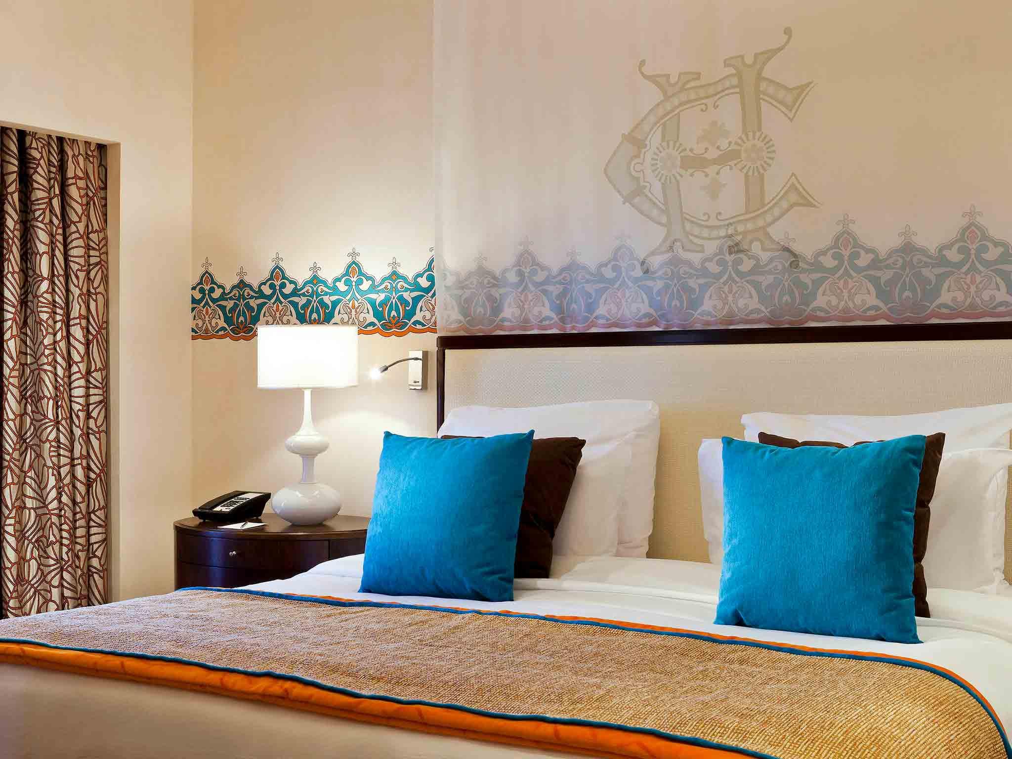 Pavillon Winter Luxor Hotel Luaran gambar A bedroom at the Taj Bengal
