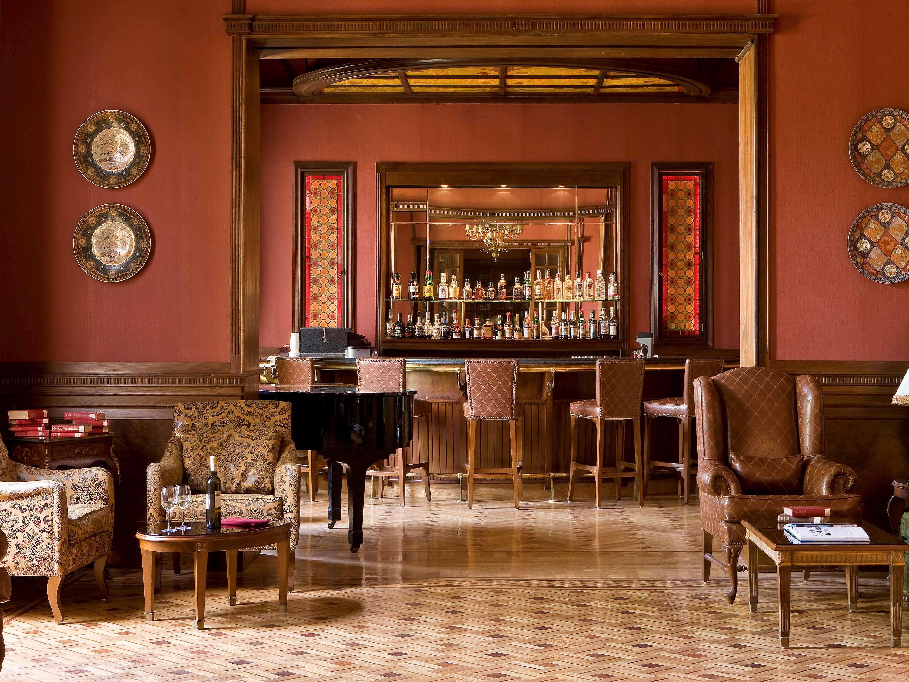 Pavillon Winter Luxor Hotel Luaran gambar The bar at the St. Regis