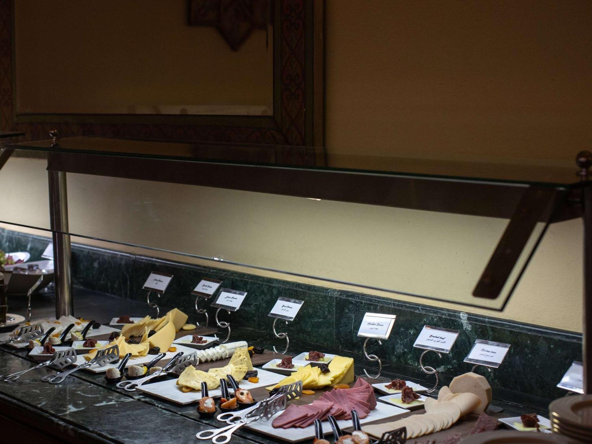 Pavillon Winter Luxor Hotel Luaran gambar A cheese display at a buffet