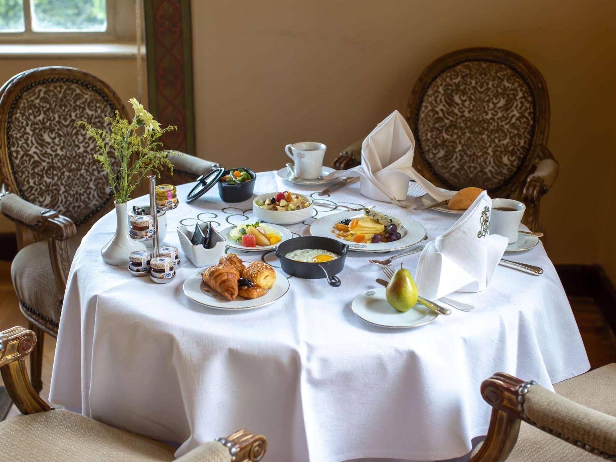 Pavillon Winter Luxor Hotel Luaran gambar A table set for breakfast