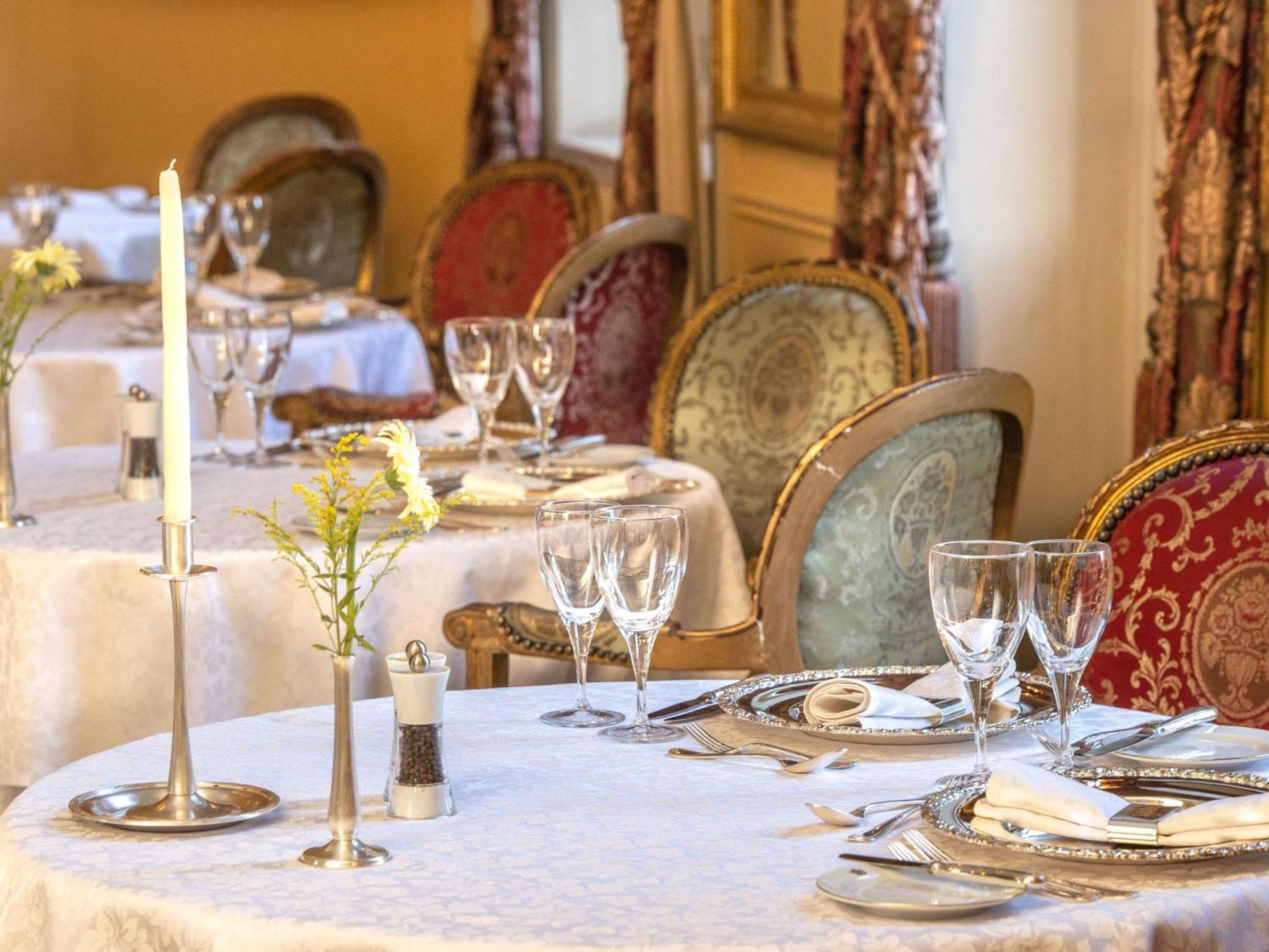Pavillon Winter Luxor Hotel Luaran gambar A table set for a formal dinner
