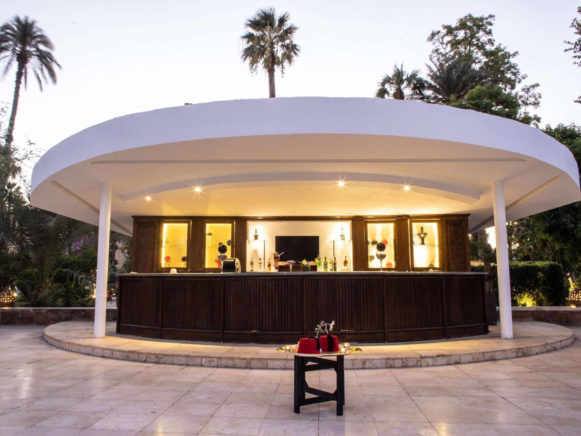 Pavillon Winter Luxor Hotel Luaran gambar The bar at the pool