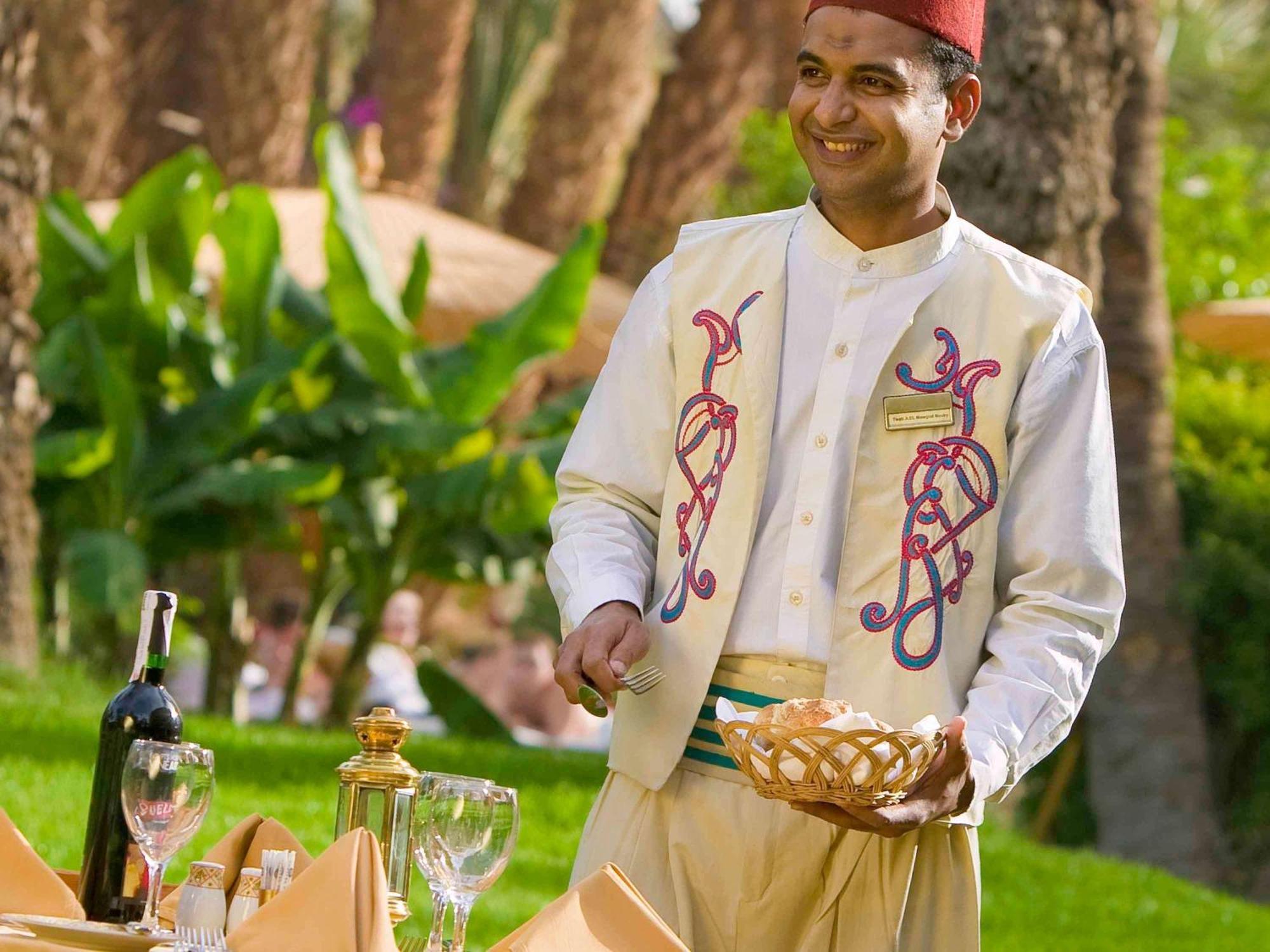 Pavillon Winter Luxor Hotel Luaran gambar A waiter at the hotel