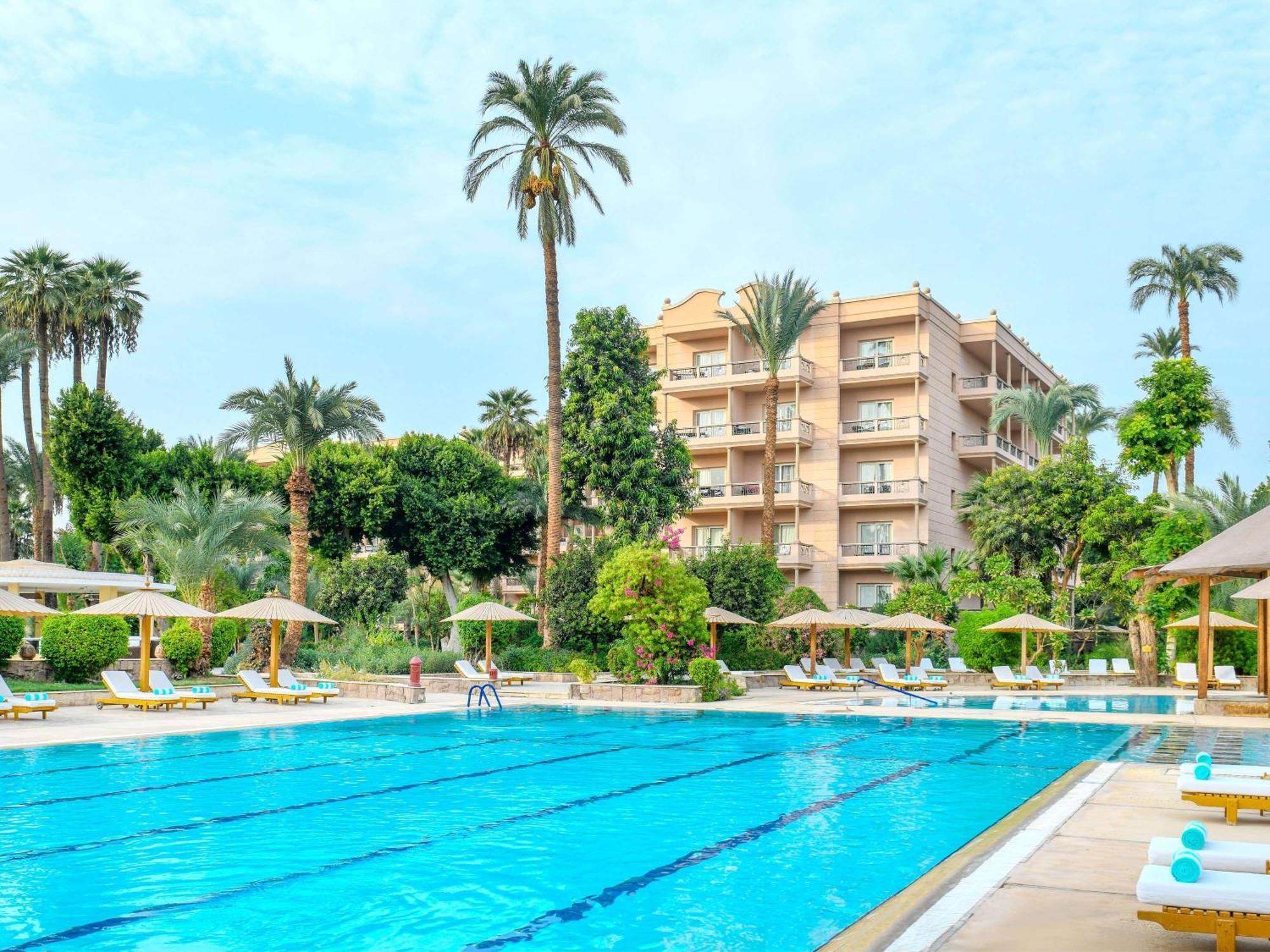 Pavillon Winter Luxor Hotel Luaran gambar The swimming pool at the hotel