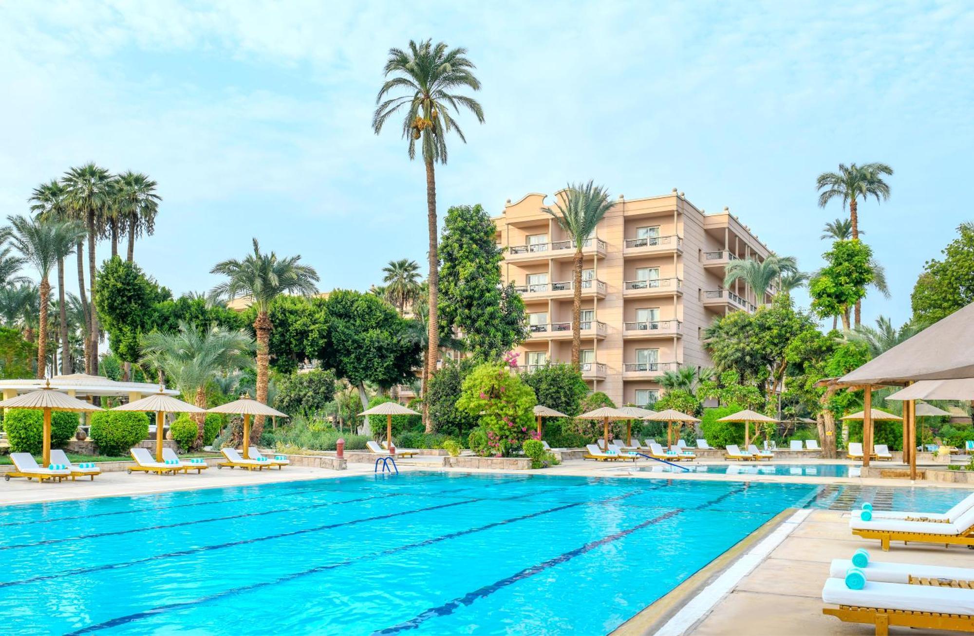 Pavillon Winter Luxor Hotel Luaran gambar The swimming pool at the hotel
