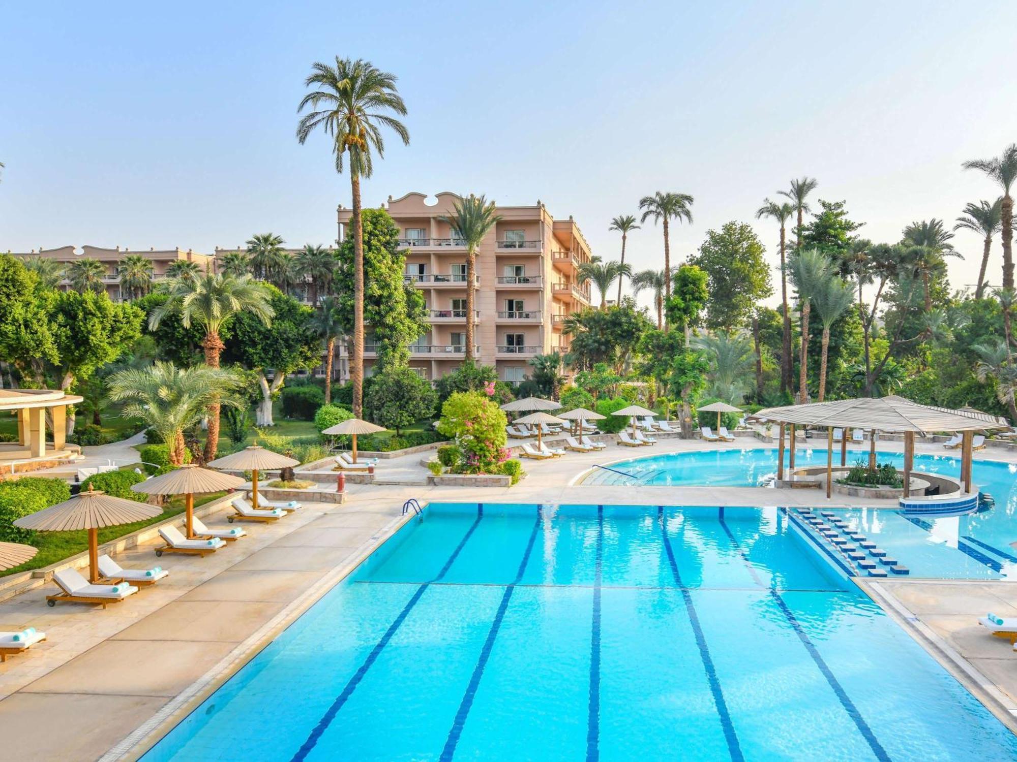 Pavillon Winter Luxor Hotel Luaran gambar The swimming pool at the Four Seasons Hotel, Cairo at Nile Plaza