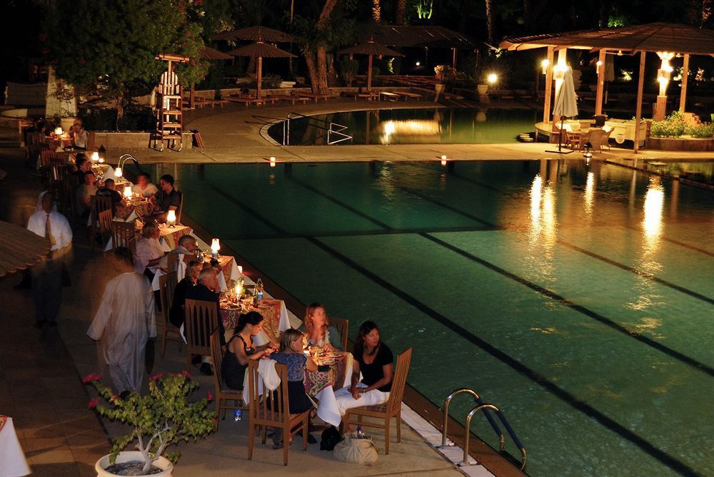 Pavillon Winter Luxor Hotel Luaran gambar The swimming pool at the resort